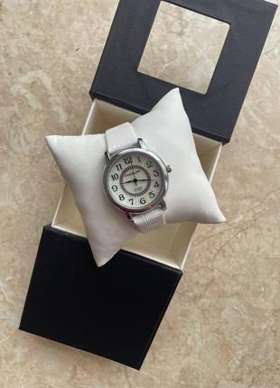 Стильний жіночий білий годинник3 фото