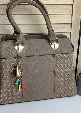 Классическая женская сумка через плечо с брелоком, модная и качественная женская сумочка эко кожа повседневная капучино