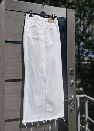 Белая длинная джинсовая юбка на высокой посадке stradivarius, размер 24 (xs-s)5 фото