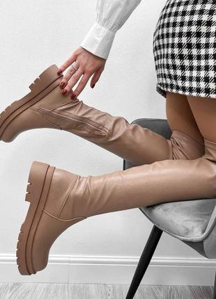 Жіночк взуття, шикарні ботфорти на низькому ходу