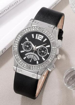 Гарний жіночий набір із наручних годинників і біжутерії3 фото