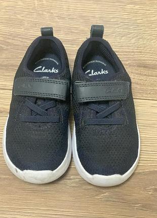 Дитячі кросівки clarks