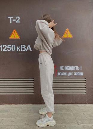 Спортивный костюм найк nike на флисе свитшот оверсайз удлиненный брюки джоггеры комплект серый белый бежевый трендовый стильный