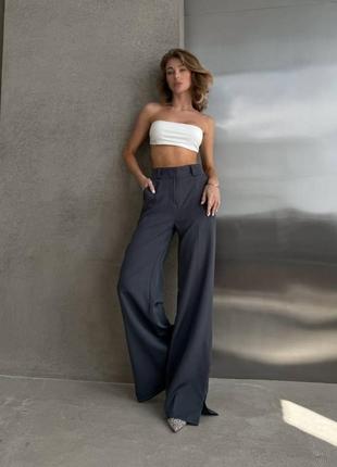 Базовые классические брюки свободного кроя с разрезами на штанинах