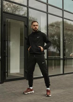 Спортивный костюм: кофта, штаны и борсетка
