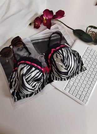 Брендовый сатиновый бюстгальтер на тонком поролоне размера 85d