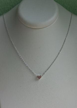 Серебристое колье с сердечком