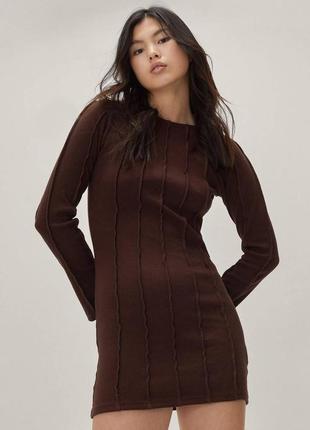 Платье в рубчик с разрезом на руке