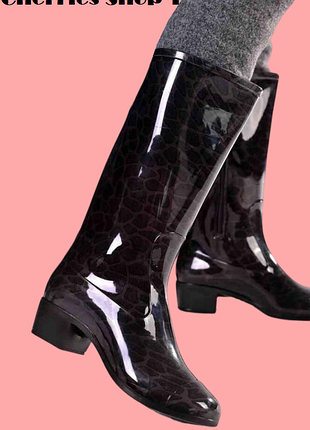 Резиновые сапоги черные  леопардовым принтом отличные для осени чоботы силиконовые