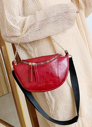 Стильная женская сумочка бананка на плечо красный