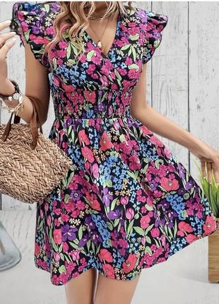 Красивое яркое платье в цветочки на резинке