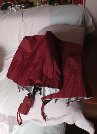 Зонт полуавтомат с городами внутри на серебряном фоне.