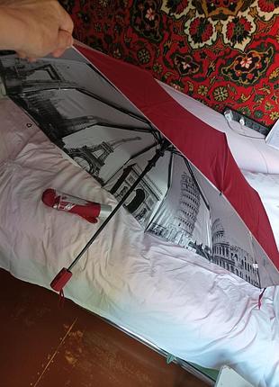 Зонт полуавтомат с городами внутри на серебряном фоне.