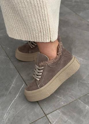 Удобные короткие ботинки ботинки на меху женские замшевые бежевого цвета