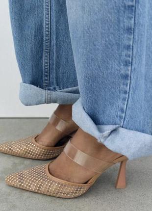 Вінілові сітчасті мюлі на підборах.