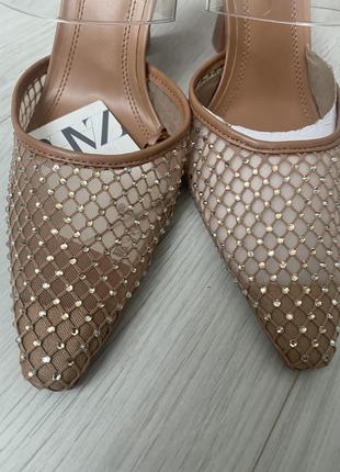 Вінілові сітчасті мюлі на підборах.