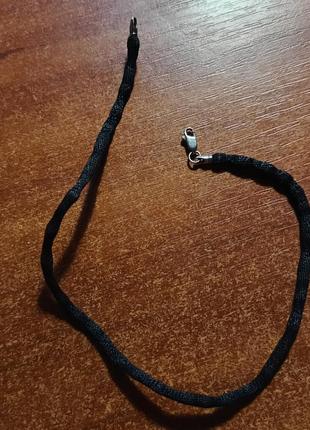 Шнурок із срібною застібкою