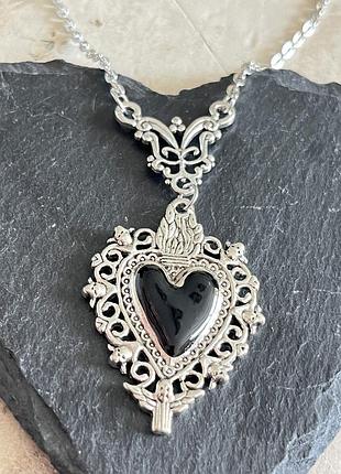 Подвеска в готическом стиле сердце вампира эмаль
