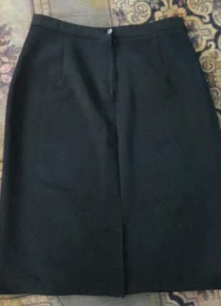 Чорна жіноча спідниця.