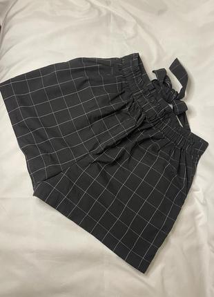 Шорты черные в клетку cropp