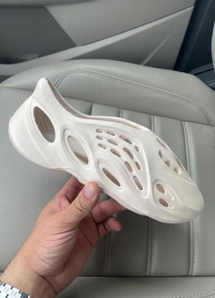 Adidas yeezy foam runner ochre beige no logo, изи фоам ранер молоные без лого