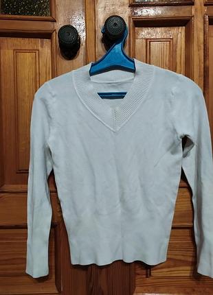 Белый базовый гольф в хорошем состоянии