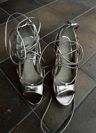 Золотые босоножки на завязки truffle