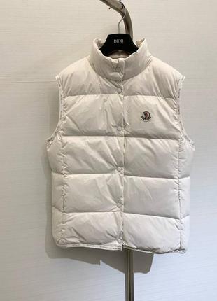 Натуральна пухова жилетка в стилі moncler