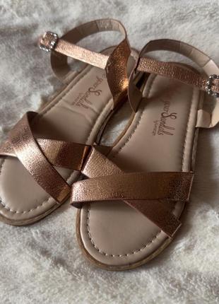 Сандалии золотые