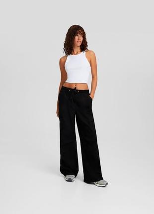 Чорні штани карго вільного крою з бавовни bershka - xs, s