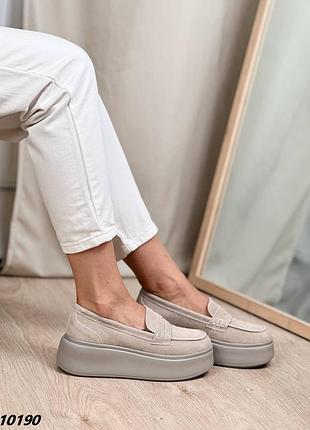 Бежеві жіночі лофери туфлі на високій підошві потовщеній з натуральної замші замшеві лофери туфлі