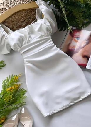 Белое платье со шнуровкой на спине