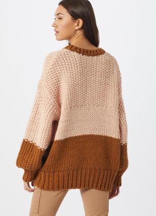 Объемный вязаный свитер
