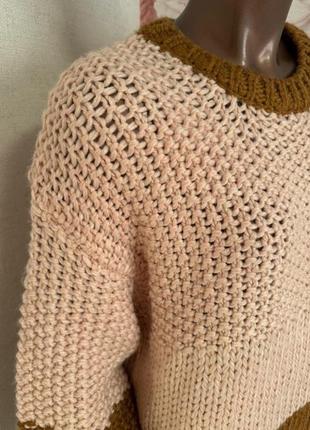 Объемный вязаный свитер