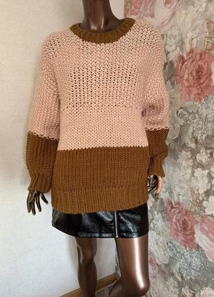 Объемный вязаный свитер