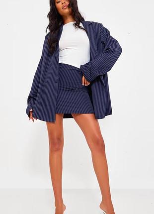 Темно-синя міні-спідниця в смужку prettylittlething
