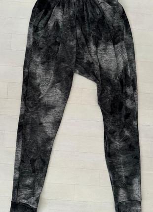 Низкая пройма
спортивные штаны
topshop
новые!!