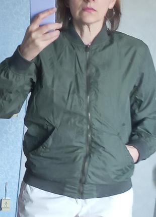 Оливковий бомбер h&m