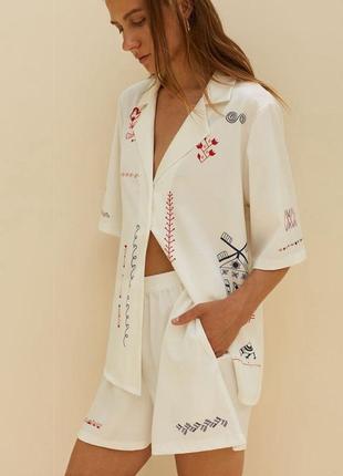 Костюм из вискозы с узорами