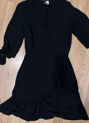 Сукня чорна на запах
