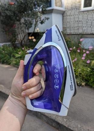 Беспроводной паровой утюг russell hobbs supreme steam cordless 300 мл 2400 вт white/violet (23300-56)