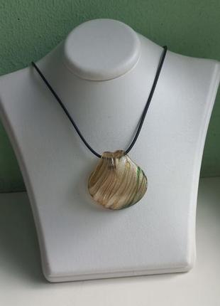 Подвеска на каучуковом шнурке из муранского стекла.