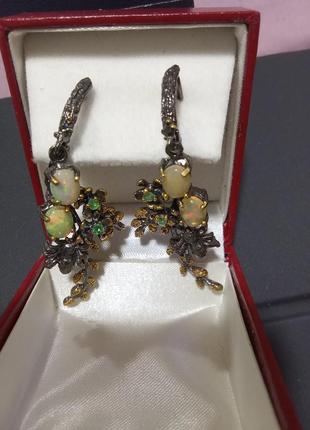 Дизайнерские серьги с натуральными опалами и изумрудами