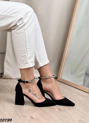 Класичні туфлі з ремінцем широкий каблук