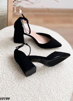 Класичні туфлі з ремінцем широкий каблук