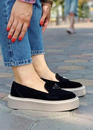 Чорні жіночі лофери туфлі на бежевій підошві з натуральної замші замшеві лофери туфлі