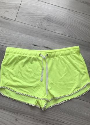 Коротенькие шорты емкостью