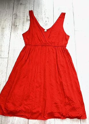Червона сукня
