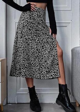 Серая юбка миди с разрезом в леопардовый принт2 фото
