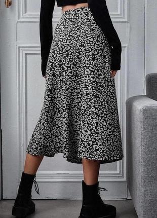 Серая юбка миди с разрезом в леопардовый принт4 фото